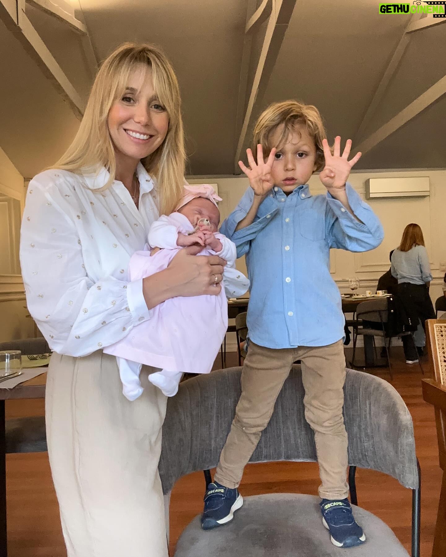 Sofia Arruda - 26.8K Likes - Eu vesti-os bonitinhos, usei a luz da janela e tentei uma fotografia para pôr na moldura da sala. Isto foi o melhor que consegui 😂😆🤪
#mothersday #photography #kids