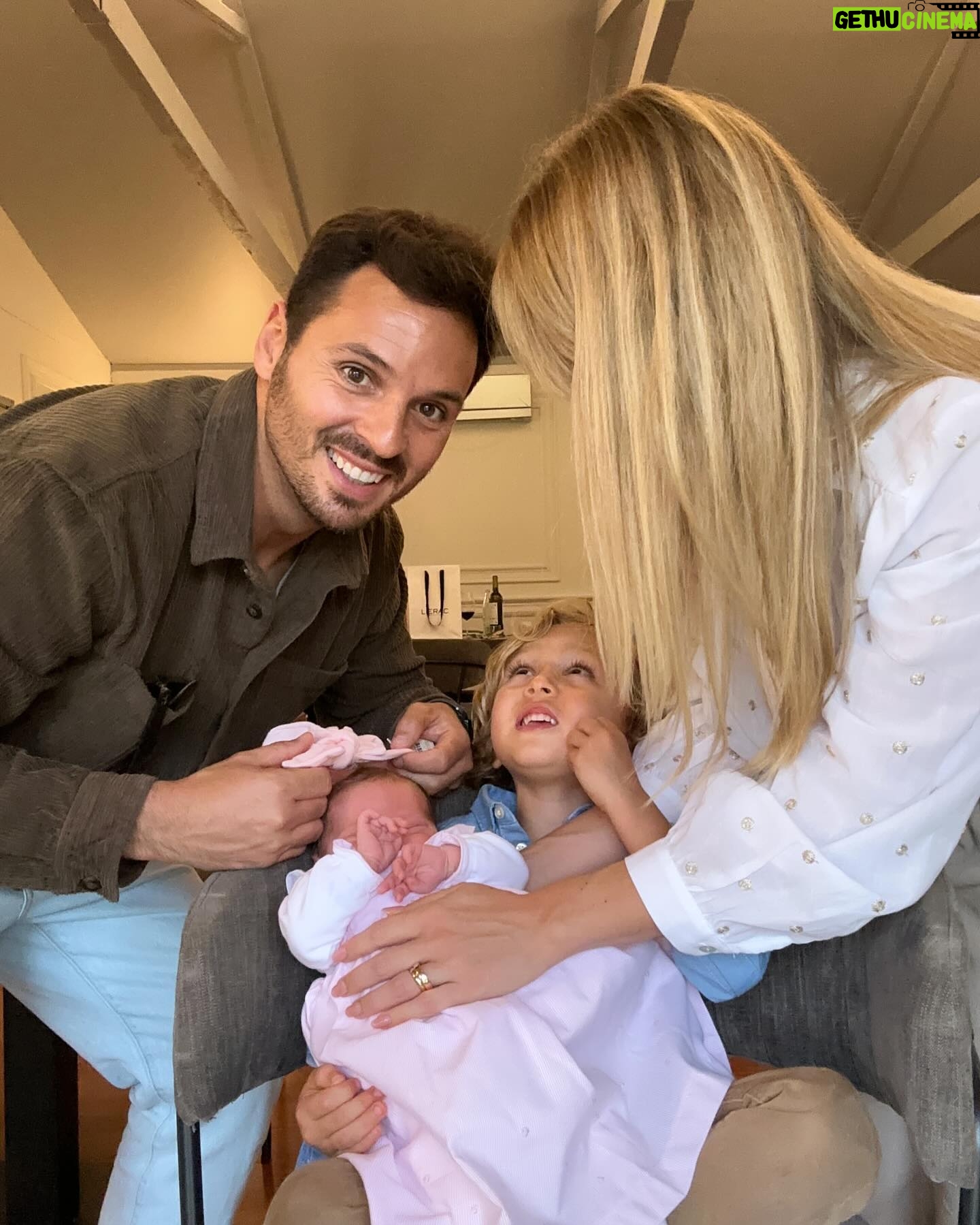 Sofia Arruda - 26.8K Likes - Eu vesti-os bonitinhos, usei a luz da janela e tentei uma fotografia para pôr na moldura da sala. Isto foi o melhor que consegui 😂😆🤪
#mothersday #photography #kids
