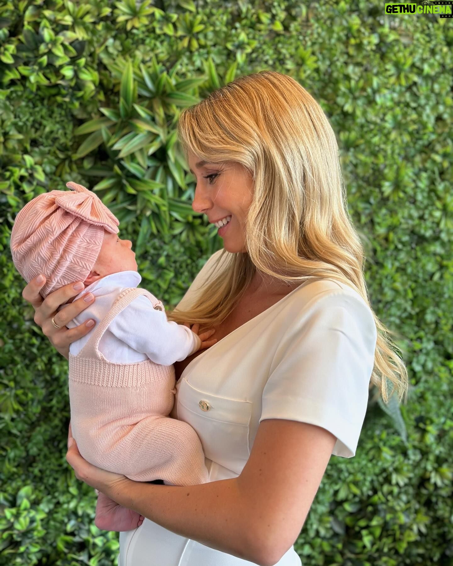 Sofia Arruda - 33.6K Likes - A nossa família ficou ainda melhor contigo filha. Obrigada por nos teres escolhido 🙌🏼
Um mês de Olívia 🌸
#22maio2024