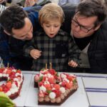 Sofia Arruda Instagram - Este fim de semana celebrámos os 40 anos do meu mais velho 🤭 e tal como o Xavi prometeu tivemos um insuflavel com piscina de bolas e pinturas de cara graças à @playbus.pt ahaha sim ele fez 40 anos e não 4, mas como todos os nossos amigos decidiram contribuir para a natalidade do país de forma generosa tivemos de garantir que todos estavam felizes ❤️ Foi incrível reunir tantos amigos e tanta família, mas uma pessoa tão especial como o David tem este efeito em todos nós 🙌🏼🤍 #parceria #pub