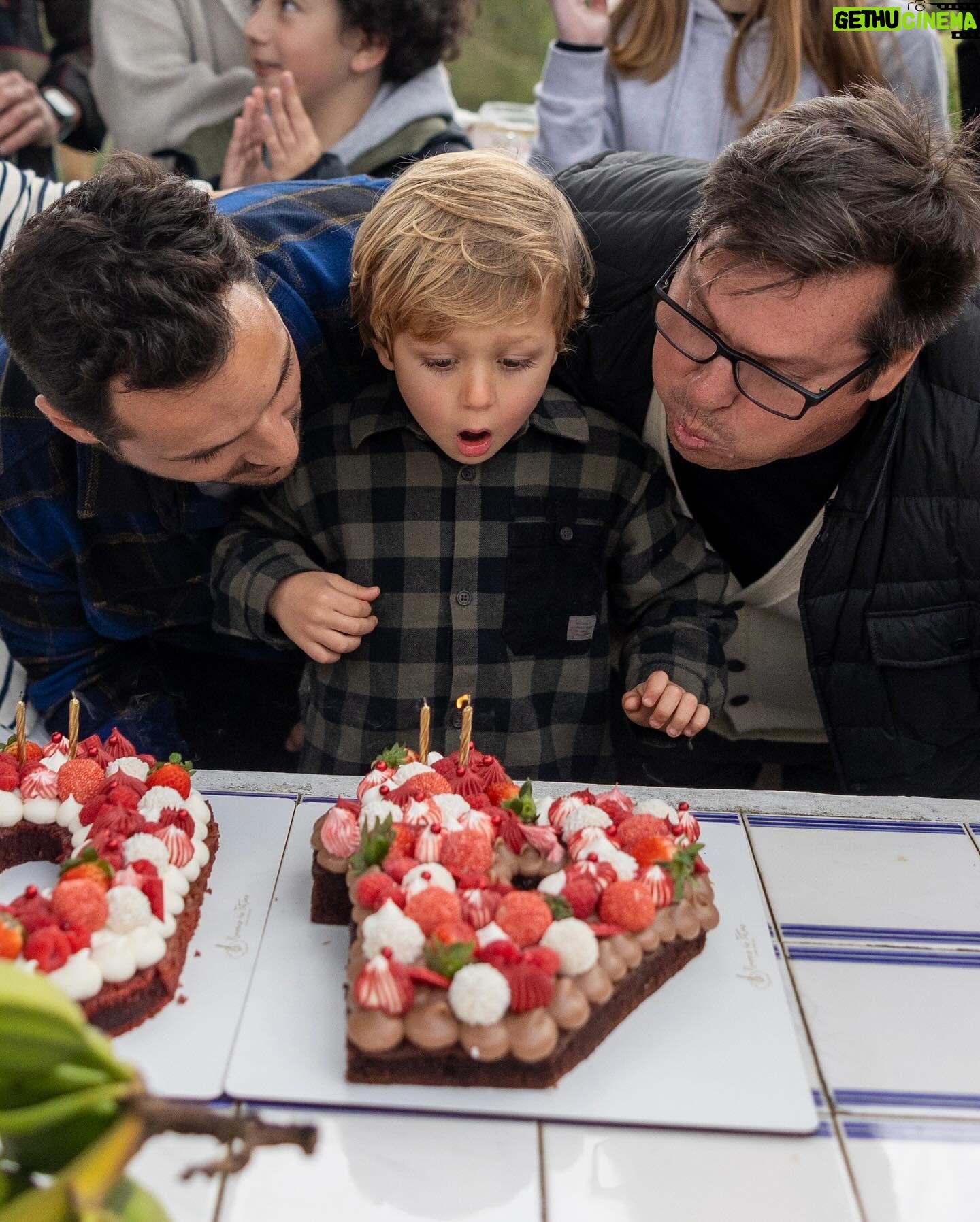 Sofia Arruda - 33.1K Likes - Este fim de semana celebrámos os 40 anos do meu mais velho 🤭 e tal como o Xavi prometeu tivemos um insuflavel com piscina de bolas e pinturas de cara graças à @playbus.pt ahaha sim ele fez 40 anos e não 4, mas como todos os nossos amigos decidiram contribuir para a natalidade do país de forma generosa tivemos de garantir que todos estavam felizes ❤️
Foi incrível reunir tantos amigos e tanta família, mas uma pessoa tão especial como o David tem este efeito em todos nós 🙌🏼🤍
#parceria #pub