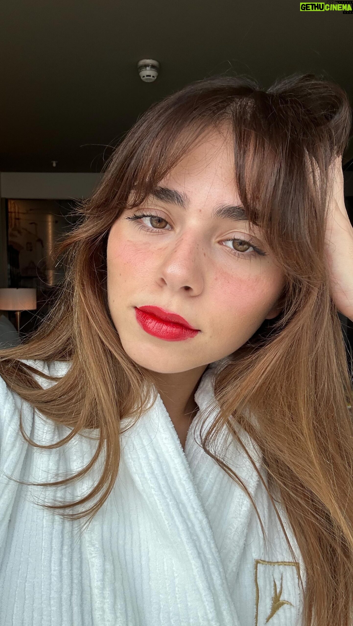 Sofia Barbosa Instagram - Tirar a maquilhagem e cuidar da minha pele é dos passos mais importantes 💗 a água micelar da @nivea para além de remover rapidamente a maquilhagem, também hidrata e limpa a pele (mesmo a pele sensível) ✨