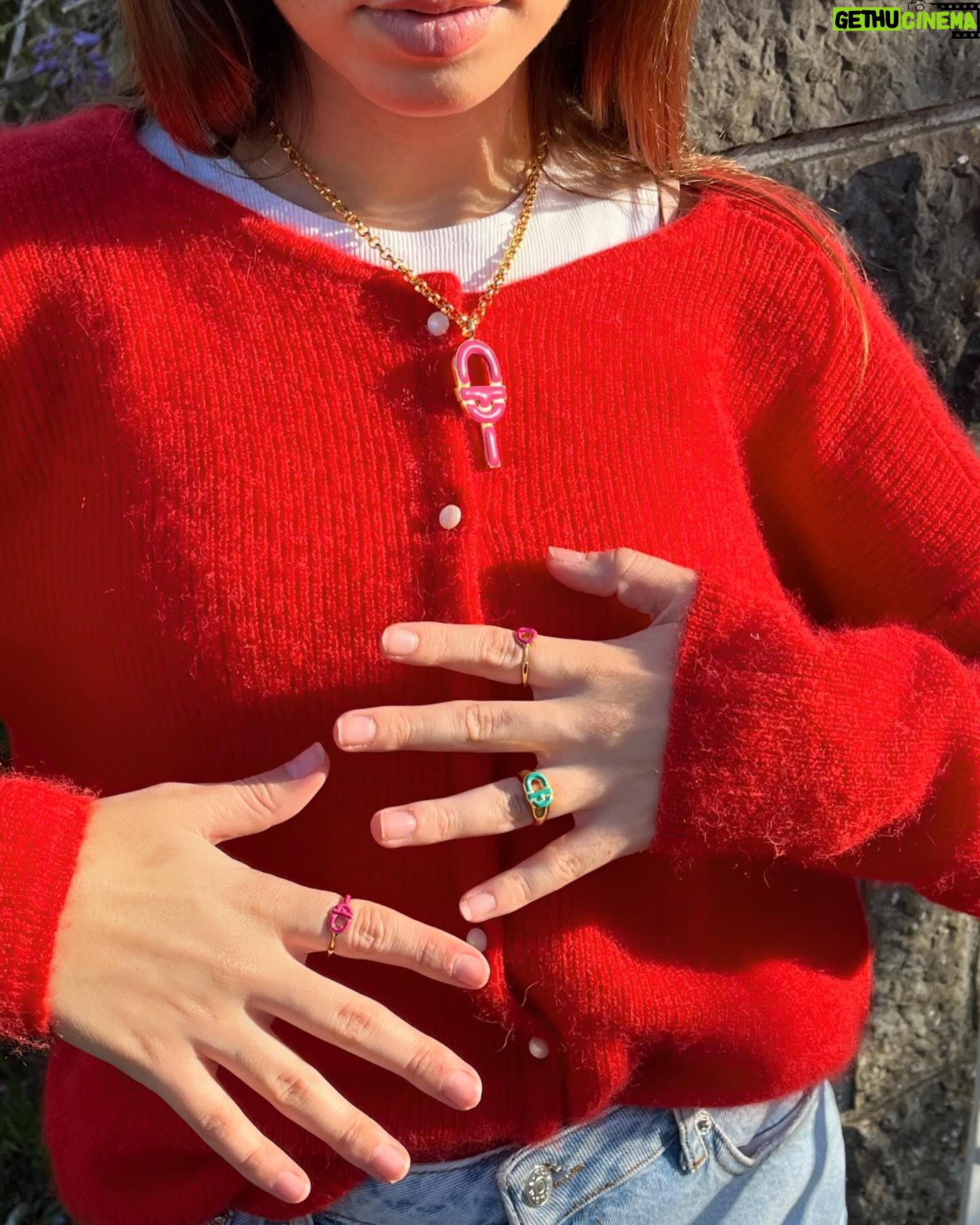 Sofia Barbosa Instagram - as peças da @tousjewerly não podiam combinar melhor com os dias de primavera que estão a chegar🍊🌸🌈