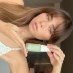 Sofia Barbosa Instagram - Tratar da minha pele é algo que esta presente diariamente na minha rotina. É o truque para me sentir bem com e sem maquilhagem 🧚‍♀️ A gama da @caudalie Vinopure é composta por ingredientes naturais e o sérum tem sido um must have para manter a minha pele saudável e longe de imperfeições 🌱🌼 #caudalie #vinopure #pub