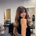 Sofia Barbosa Instagram - mais uma manutenção de cabelo com a @wellapropt 💗🎀 o @juniorjcsilva ajuda-me sempre a tornar o meu cabelo mais brilhante e bonito. estava a precisar de cortar e decidimos para além de brilho, aclarar um bocadinho o cabelo. adorei o resultado final, como sempre 🌼 #coloristawella #shinefinity pub
