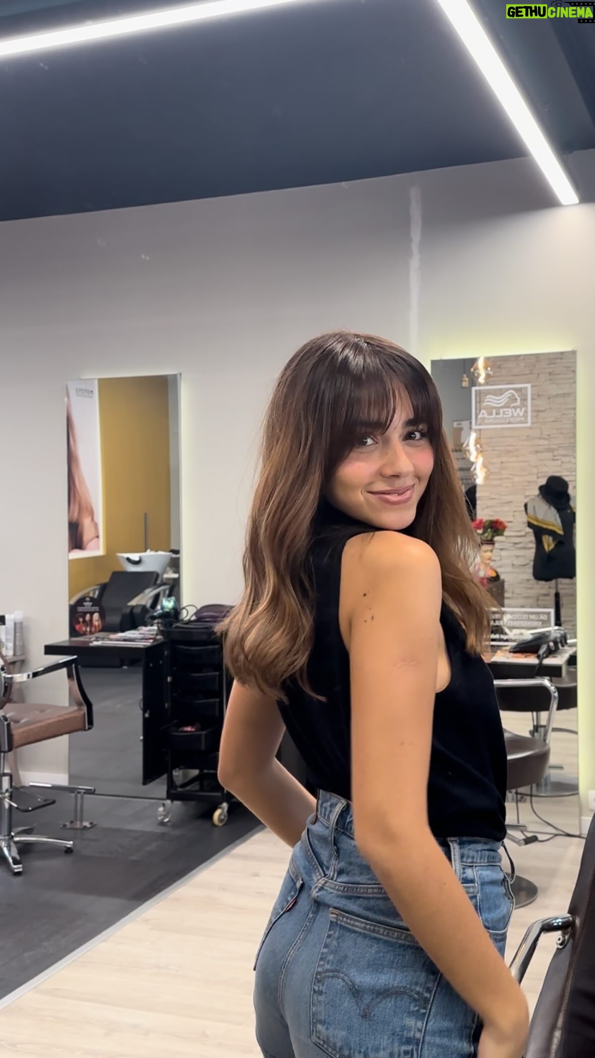Sofia Barbosa Instagram - mais uma manutenção de cabelo com a @wellapropt 💗🎀 o @juniorjcsilva ajuda-me sempre a tornar o meu cabelo mais brilhante e bonito. estava a precisar de cortar e decidimos para além de brilho, aclarar um bocadinho o cabelo. adorei o resultado final, como sempre 🌼 #coloristawella #shinefinity pub