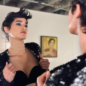 Sofia Boutella Instagram - Last night’s glam with the amazing @andylecompte and @katesynnottmakeup at @andylecomptesalon -  @natalierosales 💫 wearing @blaze_milano 
📸 : @andylecompte