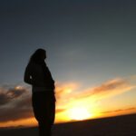 Sofia Cerveira Instagram – Em dia de #tbt uma das viagens mais marcantes da minha vida.
Sem sombra de dúvida, a Bolívia está no meu top 5 🇧🇴
Localizada no coração da América do Sul, e com uma grande população indígena, o país preserva as tradições e costumes ancestrais. E isso é lindo! Que povo tão hospitaleiro e gentil. História vibrante!
As paisagens são de uma beleza inacreditável como estas que hoje partilho (foto 5 e 6, o majestoso salar de Uyuni, o maior deserto de sal do mundo!).
As viagens são, de fato, uma grande paixão❤️E por isso mesmo, a partir de agora, vou partilhar convosco mais sobre os meus destinos de eleição.
Já agora, qual o vosso top 5? Adoraria saber!!👇
#travel
#traveler
#explorer
#gratitude
#love
#bolivia
