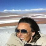 Sofia Cerveira Instagram - Em dia de #tbt uma das viagens mais marcantes da minha vida. Sem sombra de dúvida, a Bolívia está no meu top 5 🇧🇴 Localizada no coração da América do Sul, e com uma grande população indígena, o país preserva as tradições e costumes ancestrais. E isso é lindo! Que povo tão hospitaleiro e gentil. História vibrante! As paisagens são de uma beleza inacreditável como estas que hoje partilho (foto 5 e 6, o majestoso salar de Uyuni, o maior deserto de sal do mundo!). As viagens são, de fato, uma grande paixão❤️E por isso mesmo, a partir de agora, vou partilhar convosco mais sobre os meus destinos de eleição. Já agora, qual o vosso top 5? Adoraria saber!!👇 #travel #traveler #explorer #gratitude #love #bolivia