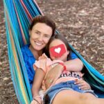 Sofia Cerveira Instagram - Momentos que nos enchem o coração❤️ Já há muito que conhecemos a Quinta da Ribafria. Fica a 10m de nossa casa e adoramos ir até lá desfrutar de toda a beleza natural e respirar o ar puro deste pequeno paraíso🌿🌿🌿 Este fim de semana realizou-se aqui o Festival Imaginário e foi uma surpresa daquelas!! Um programa repleto de atividades incríveis, espetáculos de teatro, música, dança e circo e um espaço maravilhoso o "suspensório musical" onde pais e filhos se deliciam com todas as surpresas que vão surgindo na floresta. Um dia em cheio ✨️🎈🎪🎭 Celebrámos o dia da criança em grande mas, no fundo, celebrámos a amizade com amigos muito queridos que já são família❤️ Uma coisa é certa: para o ano cá estaremos! Já ouviram falar deste festival? #diadacriança #família #amigos #amizade  #festivalimaginario #quintadaribafria #sintra