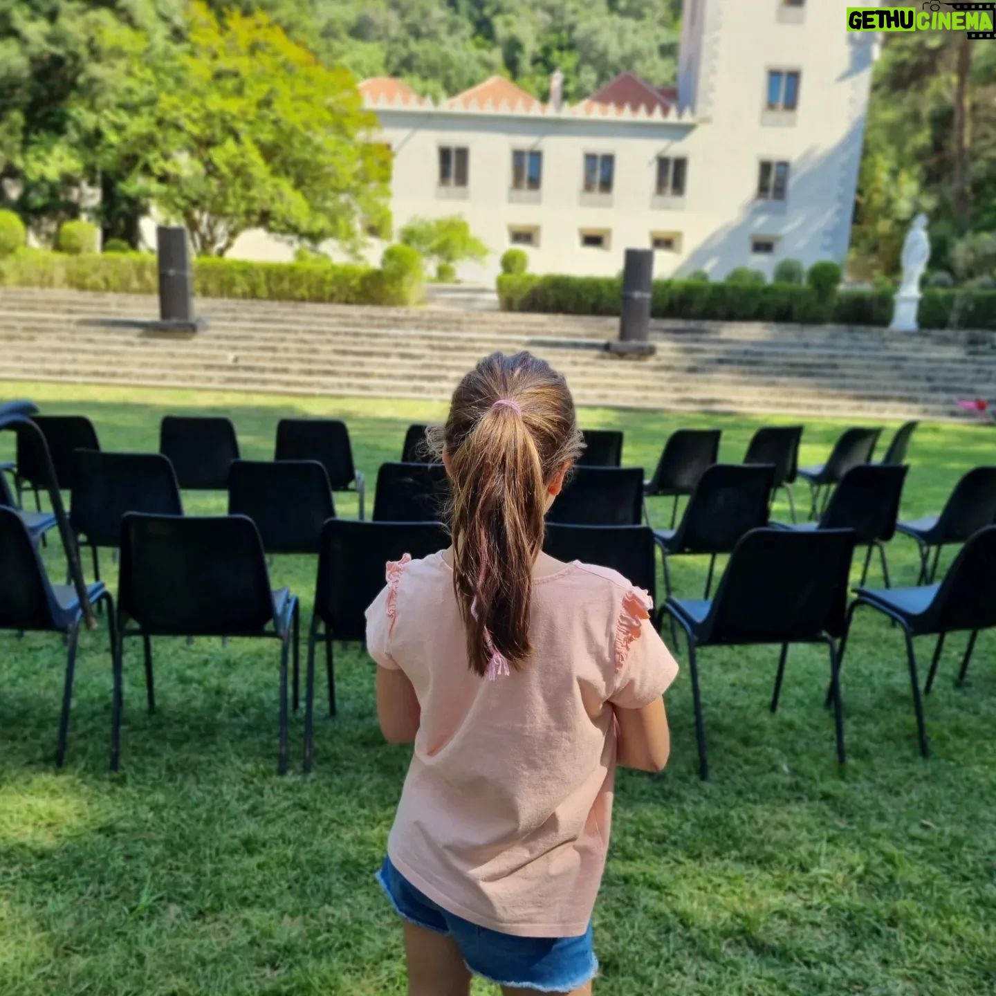 Sofia Cerveira Instagram - Momentos que nos enchem o coração❤️ Já há muito que conhecemos a Quinta da Ribafria. Fica a 10m de nossa casa e adoramos ir até lá desfrutar de toda a beleza natural e respirar o ar puro deste pequeno paraíso🌿🌿🌿 Este fim de semana realizou-se aqui o Festival Imaginário e foi uma surpresa daquelas!! Um programa repleto de atividades incríveis, espetáculos de teatro, música, dança e circo e um espaço maravilhoso o "suspensório musical" onde pais e filhos se deliciam com todas as surpresas que vão surgindo na floresta. Um dia em cheio ✨️🎈🎪🎭 Celebrámos o dia da criança em grande mas, no fundo, celebrámos a amizade com amigos muito queridos que já são família❤️ Uma coisa é certa: para o ano cá estaremos! Já ouviram falar deste festival? #diadacriança #família #amigos #amizade #festivalimaginario #quintadaribafria #sintra