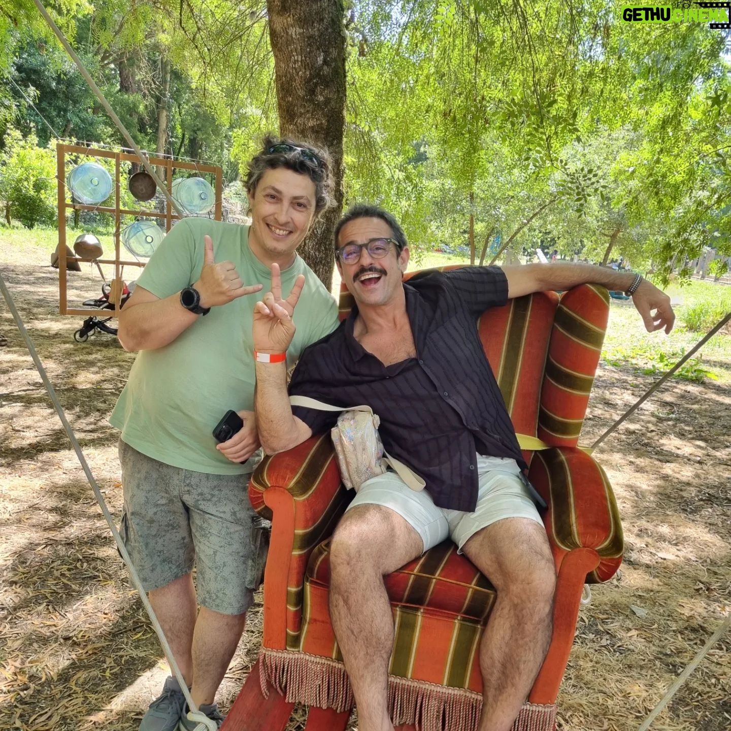 Sofia Cerveira Instagram - Momentos que nos enchem o coração❤️ Já há muito que conhecemos a Quinta da Ribafria. Fica a 10m de nossa casa e adoramos ir até lá desfrutar de toda a beleza natural e respirar o ar puro deste pequeno paraíso🌿🌿🌿 Este fim de semana realizou-se aqui o Festival Imaginário e foi uma surpresa daquelas!! Um programa repleto de atividades incríveis, espetáculos de teatro, música, dança e circo e um espaço maravilhoso o "suspensório musical" onde pais e filhos se deliciam com todas as surpresas que vão surgindo na floresta. Um dia em cheio ✨️🎈🎪🎭 Celebrámos o dia da criança em grande mas, no fundo, celebrámos a amizade com amigos muito queridos que já são família❤️ Uma coisa é certa: para o ano cá estaremos! Já ouviram falar deste festival? #diadacriança #família #amigos #amizade #festivalimaginario #quintadaribafria #sintra
