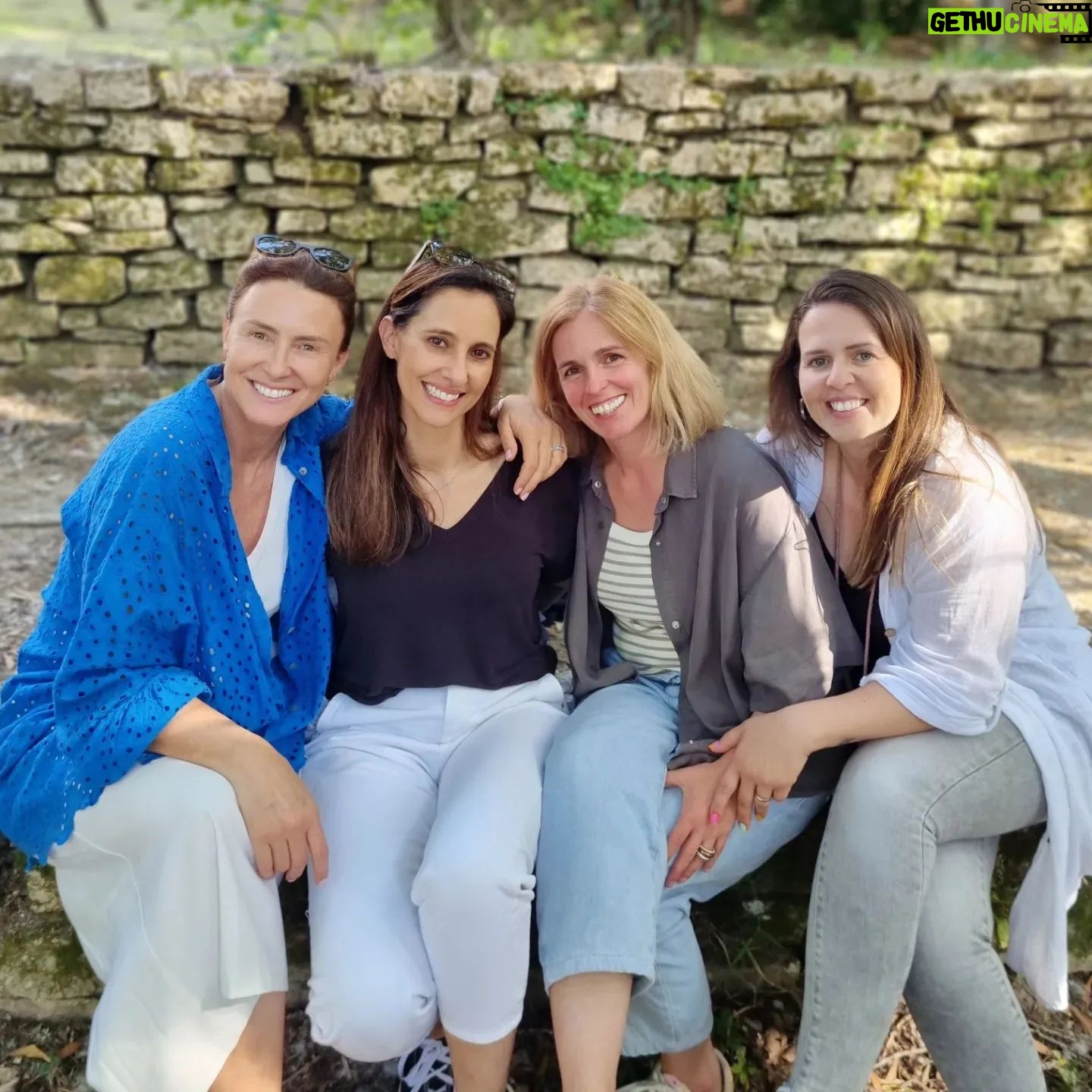 Sofia Cerveira Instagram - Momentos que nos enchem o coração❤️ Já há muito que conhecemos a Quinta da Ribafria. Fica a 10m de nossa casa e adoramos ir até lá desfrutar de toda a beleza natural e respirar o ar puro deste pequeno paraíso🌿🌿🌿 Este fim de semana realizou-se aqui o Festival Imaginário e foi uma surpresa daquelas!! Um programa repleto de atividades incríveis, espetáculos de teatro, música, dança e circo e um espaço maravilhoso o "suspensório musical" onde pais e filhos se deliciam com todas as surpresas que vão surgindo na floresta. Um dia em cheio ✨️🎈🎪🎭 Celebrámos o dia da criança em grande mas, no fundo, celebrámos a amizade com amigos muito queridos que já são família❤️ Uma coisa é certa: para o ano cá estaremos! Já ouviram falar deste festival? #diadacriança #família #amigos #amizade #festivalimaginario #quintadaribafria #sintra