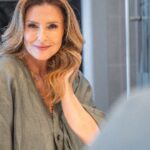 Sofia Cerveira Instagram - #pub Graças à minha genética, são poucos os cabelos brancos que vão aparecendo, mas quando aparecem há que lhes fazer face da melhor forma😉 Conheci o kit de coloração Excellence Crème da @lorealparis que dá para fazer em casa👌Com uma fórmula melhorada, baseada no ingrediente de referência para a hidratação: o Ácido Hialurónico, hidrata o cabelo 10 vezes mais 😍 Já experimentaram? #lorealparisportugal #lorealparishaircolor #transformaoteucabeloemsegundos