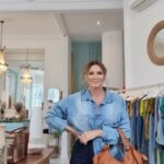 Sofia Cerveira Instagram - Adoro camisas de ganga e vocês? Tenho várias e uso-as muitas vezes. Com ténis, com botins, até com chinelas ou sandálias. Depende da ocasião😉 Hoje optei por estes sapatos vermelhos que são o máximo e o melhor de tudo: super confortáveis🙏 As malas neste tamanho são o sonho de qualquer mulher porque cabe lá tudo😂e esta cheia de pinta então, quero-a para mim😍 Tudo @vintagebazaarpt💙 Gostaram? #grwm #getready #getreadywithme #jeanslovers #fashion #trend #inspiration #style