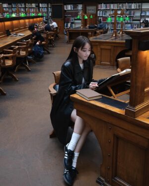Sofiee Ng Hoi-yan Instagram - 師兄，要唔要同我一齊溫書？