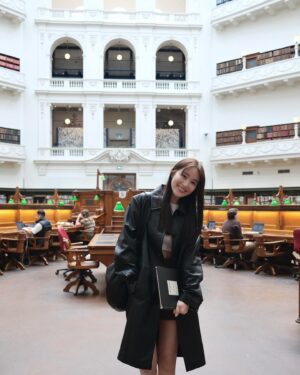 Sofiee Ng Hoi-yan Instagram - 師兄，要唔要同我一齊溫書？