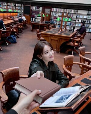 Sofiee Ng Hoi-yan Instagram - 師兄，要唔要同我一齊溫書？