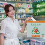 Sofiee Ng Hoi-yan Instagram - 平時我頭痛嘅話會即刻食頭痛藥，但搵藥個陣發現原來堆積咗好多過期藥物！平時你哋會點處理呢啲藥物？好彩我問咗萬寧註冊藥劑師，知道如果就咁將唔要嘅藥物揼落垃圾桶或者沖落廁所，會造成環境污染，長遠仲會影響人體健康𠻹！ 其實全港近60間萬寧藥房分店都設有藥餘回收服務，由6月7日至7月4日期間，你可以將過期或者剩餘藥物💊放入萬寧店內嘅「藥物回收箱」，而當值嘅萬寧藥劑師仲可以即時免費解答你嘅用藥疑問。留意只回收藥丸，唔包括危險藥物同藥水；同埋藥劑師當值期間先可以提供回收藥物服務㗎！收集嘅藥餘會送去持牌機構妥善銷毀，以減低對環境同人體健康嘅影響。 快啲打開藥櫃檢查一下，將過期藥物拎嚟萬寧藥房回收，一齊為保護環境出一分力！ 詳情可以留意萬寧fb專頁同ig @mannings_hk #萬寧 #manningsHK #No1藥房網絡 #萬寧藥劑服務 #重視你每健事 #萬寧回收藥物計劃 #藥物回收 #藥劑師