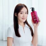 Sofiee Ng Hoi-yan Instagram - 現今女孩們都在流行隨性輕鬆感，重點在於保持飄逸豐盈的秀髮(˶˃ ᵕ ˂˶) 為了讓自己保持最佳狀態，當然要在保養頭髮方面多下苦功！首要目標是追上髮量！推薦大家用我非常信賴、幫助我守住髮線嘅韓國 No.1 洗髮品牌 —— 防脱擔當【呂RYO】 【呂RYO】嘅獨家防脫專利技術 Ginsen9EX™️ 提煉全枝韓蔘精華，萃取自韓蔘的根、莖、葉、果實成分，蘊含9大珍貴韓方成分包括人蔘全草、白蔘等等，以天然精華養潤頭皮，保護頭皮免受損傷，強韌保護髮根，有效解決掉髮現象，養護濃密秀髮。 為配合不同髮質需要，【呂RYO】經典的紫色韓蔘滋養防脫髮系列亦有推岀粉紅色的豐盈洗髮液，適合軟弱扁塌髮質使用，用後髮根不再扁塌，時刻保持髮絲的立體蓬髮感。 @ryohongkongofficial 立即開始體驗：https://bit.ly/4bw0yGm #呂RYO #RYOHK #韓方頭皮護養專家 #防脫髮 #韓蔘滋養防脫髮系列 #蔘之科學 #防脫擔當