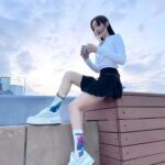 Sofiee Ng Hoi-yan Instagram - Hey 唔好掛住望我條腿，望真啲我對襪先，係《哥斯拉 x 金剛：新帝國》嘅特別版襪仔 ~(≧▽≦)/~ 好興奮！期待咗好耐嘅《哥斯拉 x 金剛 : 新帝國》 今日上映喇！我哋戲院見啦 🥰 #哥斯拉 x #金剛：新帝國 #GodzillaXKong @warnerbroshk