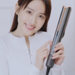 Sofiee Ng Hoi-yan Instagram - 昕終於約會啦💓🌟 長直髮的昕最靚，點可以畀毛躁影響美貌。想隨時擁有專業級頭髮造型，Dyson Airstrait 二合一吹風直髮器讓你輕鬆實現完美直髮！✨ 🤍吹乾拉直一步到位，利用氣流將濕髮迅速吹乾，同時拉直髮絲使頭髮變得柔順直滑，節省寶貴的時間。 🤍相對於傳統直髮器，Dyson Airstrait 不使用熱面板，避免了對頭髮的過度加熱，減少了乾旱、斷裂和毛躁的問題，不必擔心頭髮受損！ 🤍亦有乾髮模式，不同溫度造型選項，打造理想的直髮造型，一整天保持亮澤順滑。 不論是日常妝扮、特殊場合還是隨性造型，Dyson Airstrait 讓你輕鬆在家中自己打造出令人讚嘆的直髮髮型。 @dysonbeauty #DysonHK #DysonBeauty #DysonAirstrait #StyledwithDyson