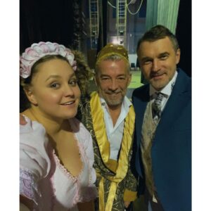 Sofya Zaika Instagram - Вчера я вернулась с гастролей из Краснодарского края 6 городов - 6 спектаклей !! Я впервые ощутила настоящую ГАСТРОЛЬНУЮ ЖИЗНЬ 😁!!! Когда просыпаешься в гостинице в Майкопе , думая , что я в гостинице в Геленджике , а на самом деле уже в Сочи 😂 столько людей , столько эмоций , столько тепла !!! А какие у меня прекрасные партнёры , а какое же это счастье !! 🙌🏽 
Сегодня я уже в Москве на съёмочной площадке , пишу из вагончика , сейчас надену китель и пойду в кадр , но словно я еще в Анапе , бегаю по пляжу за чайками и глажу собак 😂🫶🏼❤️ 

Море впечатлений и фотографий , которые я буду выкладывать , находясь в дождливой Москве 😘 

любовь #профессия #кино #театр #москва #краснодарскийкрай
