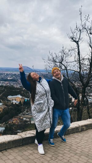 Sofya Zaika Instagram - Да-да-да-да-да !!! Это Кавказ !!! ⛰ 
Финальный день гастролей !!! 🎭 
Наш танцевальный спуск с горы с @alexeydemidof 😂
Спасибо , Кавказ !!! 🙏🏼 
#Кавказ #горы #Пятигорск #гастроли
