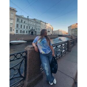 Sofya Zaika Instagram - Питер !! 🔅 
—
Недаром Пушкин и Растрелли,
Сверкнувши молнией в веках,
Так титанически воспели
Тебя — в граните и в стихах!
—
#Питер