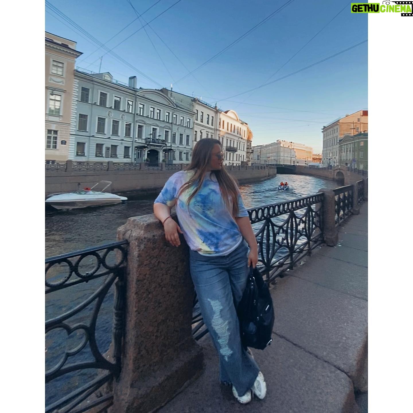 Sofya Zaika - 833 Likes - Питер !! 🔅
—
Недаром Пушкин и Растрелли,
Сверкнувши молнией в веках,
Так титанически воспели
Тебя — в граните и в стихах!
—
#Питер