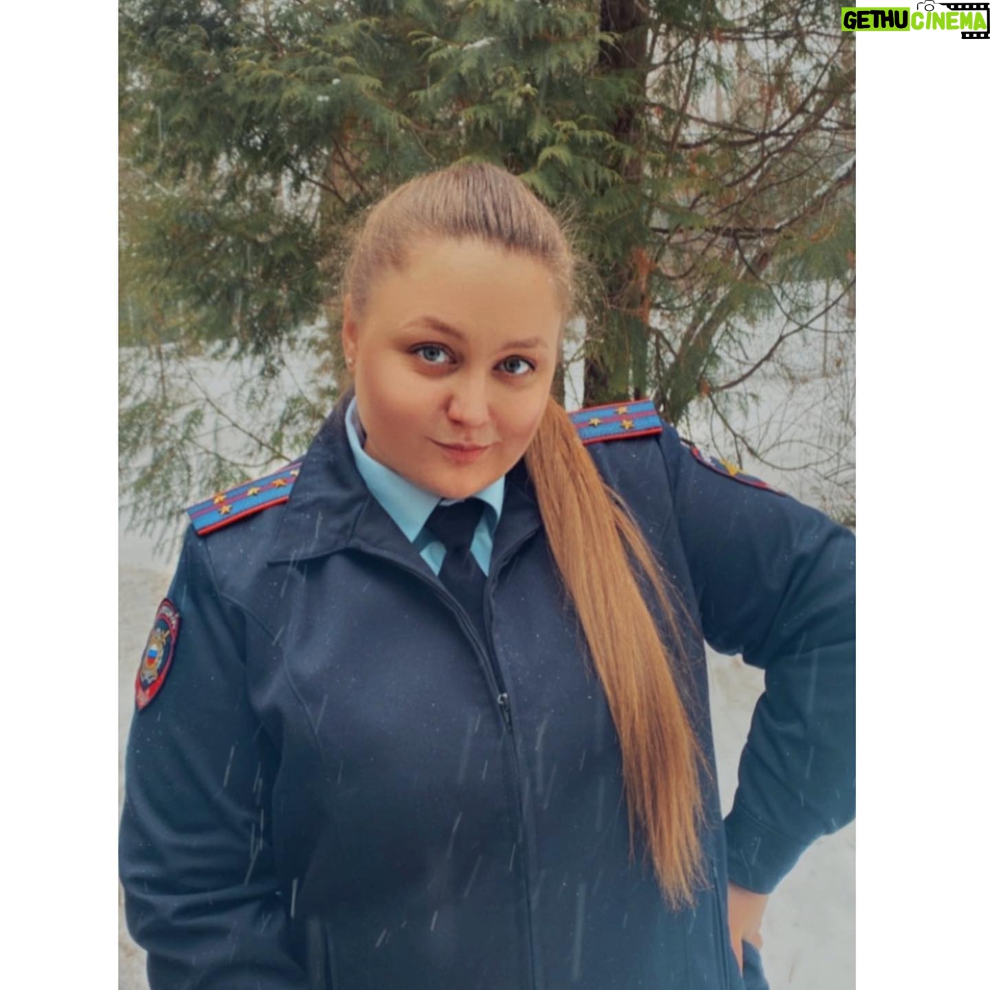 Sofya Zaika - 1K Likes - Здравия желаю !!!! ☺️
Вчера закончились съёмки интересного и уже любимого проекта !!! 🤍
2 месяца жизни !!! И в мороз , и в холод ; и в дождь , и в снег !! 😂 интересное путешествие с удивительными , талантливыми , дружными людьми !!! Прекрасный режиссёр @arturroomyn , спасибо за веру , терпение !!! Я уже почувствовала нотку грусти , но счастье , что это было !!! Буду ждать 📺❤️
___
#сериал #кино #тв #зайкасофья #полиция #допрос