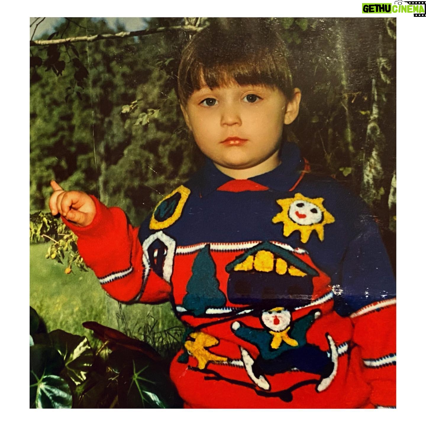 Sofya Zaika - 0.9K Likes - Аристократизм во мне с малых лет 😁пальчик предательски это выдаёт 🙆🏼♀️ до сих пор выдаёт , до сих пор .
#29 🙏🏼