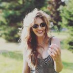 Sofya Kashtanova Instagram - Поделюсь идеей проведения дня рождения 👇🏻 Я свой провела в комплексе «Отрада»😍 Там потрясающие локации: мы начали с фотосессии на пляже возле открытого бассейна. Посетили чудесную конюшню у них на территории, насладились живописной природой на озере и гуляющими там оленями и маралами! Праздничный ужин прошёл великолепно там же в отличном ресторане. Собрались самые близкие! Я не люблю большие тусовки, поэтому провести этот день так душевно — было лучшим решением🥳 Интересно было и детям, и взрослым! Мы по-настоящему отдохнули и прекрасно провели время. За что спасибо @otradaclub ❤️ Благодарю всех, кто был рядом! Вы самые лучшие и уникальные🥰 и такие красивые ! Спасибо @pavelshelkovnikov что запечатлел 😘Желаю всем обрести такое прекрасное окружение🌸