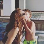 Sofya Kashtanova Instagram - Поделюсь идеей проведения дня рождения 👇🏻 Я свой провела в комплексе «Отрада»😍 Там потрясающие локации: мы начали с фотосессии на пляже возле открытого бассейна. Посетили чудесную конюшню у них на территории, насладились живописной природой на озере и гуляющими там оленями и маралами! Праздничный ужин прошёл великолепно там же в отличном ресторане. Собрались самые близкие! Я не люблю большие тусовки, поэтому провести этот день так душевно — было лучшим решением🥳 Интересно было и детям, и взрослым! Мы по-настоящему отдохнули и прекрасно провели время. За что спасибо @otradaclub ❤️ Благодарю всех, кто был рядом! Вы самые лучшие и уникальные🥰 и такие красивые ! Спасибо @pavelshelkovnikov что запечатлел 😘Желаю всем обрести такое прекрасное окружение🌸