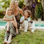 Sofya Kashtanova Instagram - Всегда была благодарна, что в моей жизни было и есть две любимые страны: Россия и Мексика. Я провела детство в Мексике и знаю, насколько это прекрасное место для ребёнка😍 Здесь дети развиваются быстрее. Мы занимаемся спортом, находим новые хобби, изучаем язык, познаем новые грани своих возможностей, потому что у детей есть жажда знаний и умений. Смена обстановки, разные культуры, разные языки как бы подталкивают ребёнка быстрее войти в ритм, чтобы снова почувствовать себя комфортно🙏🏻 Конечно, сильно влияет и на здоровье, и на ментальное развитие окружающая среда. Здесь потрясающая природа, свежий воздух, всегда богатые витаминами продукты, нескончаемые полезные фрукты и овощи. А главное, я вижу, что дети счастливы! Самое ценное – видеть улыбки детей и знать, что они растут в здоровой, полной любви, среде❤️
