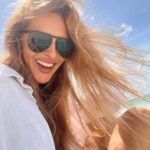 Sofya Kashtanova Instagram - Очень интересная практика — Дыхание Огня🔥 Меня научили такой технике, когда мне было 14 лет. Она освобождает лёгкие и кровеносные сосуды от токсинов и отложений, увеличивает объём лёгких и придаёт жизненную силу, укрепляет нервную систему для противостояния стрессам. Как делать?👇🏻 Дыхание Огня всегда выполняется через нос с закрытым ртом. Дыхание идёт из Пупочного Центра и солнечного сплетения. На выдохе воздух мощно выталкивается через нос при помощи втягивания Пупочного Центра и солнечного сплетения по направлению к позвоночнику. ✔️ Немного втяните живот внутрь и вверх, вытолкните воздух через ноздри (диафрагма слегка поднимается вверх), затем расслабьте живот: воздух автоматически проникнет в лёгкие. Продолжайте выполнять со скоростью 2-3 цикла (один цикл – вдох и выдох) в секунду. Только не втягивайте живот сильно глубоко. В самом начале могут возникать головокружения – это нормальные ощущения. Сделайте паузу. В идеале, нужно сделать 108 циклов🙈 Кто уже пробовал? Как вам? @gresso_ru ♥️