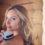 Sofya Kashtanova Instagram - Я сейчас в экспедиции – это киношная командировка ☺️ И в таких отъездах просто необходимо поддерживать состояние своего тела! Все знают о массаже Гуаша . Это традиционная китайская методика . По древней медицине, массаж скребком гуаша активизирует жизненную энергию организма, а с точки зрения современной медицины: гуаша разгоняет кровоток, улучшает микроциркуляцию и лимфодренаж. А это значит – уходят отеки, уменьшаются боли в суставах и шее, уменьшается и пропадает холка, уходит целлюлит (или не появляется – гуаша – это и профилактика)… А в сезон простуд гуаша – это хорошая профилактика легочных и простудных заболеваний. И сейчас далеко от дома меня очень спасает такой массаж! Мир не стоит на месте: инновации дошли и до скребка! Я использую массажёр Gua Sha & Scrapping ❤️ от @marutakaru который сочетает в себе не только классический гуаша, но и вакуумный баночный массаж и магнитотерапию – такой микс еще эффективнее и полезнее. А как Вы ухаживаете за собой в домашних условиях?)
