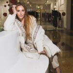 Sofya Kashtanova Instagram - Остался 1 день до моего начала путешествия ! каждый день был насыщенным максимально , я давно не скупала подарки в таких количествах 😋 ну и на получала тоже ☺️ короче Новогодний Вайб вовсю ! А как у Вас ? Любимые @jogdog.official спасибо за лучшее зимнее пальто и за самую удобную и теплую обувь для зимы ! Уже много лет я с вами ❤️