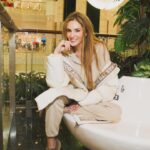 Sofya Kashtanova Instagram - Остался 1 день до моего начала путешествия ! каждый день был насыщенным максимально , я давно не скупала подарки в таких количествах 😋 ну и на получала тоже ☺️ короче Новогодний Вайб вовсю ! А как у Вас ? Любимые @jogdog.official спасибо за лучшее зимнее пальто и за самую удобную и теплую обувь для зимы ! Уже много лет я с вами ❤️