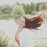 Sofya Kashtanova Instagram - Поделюсь идеей проведения дня рождения 👇🏻 Я свой провела в комплексе «Отрада»😍 Там потрясающие локации: мы начали с фотосессии на пляже возле открытого бассейна. Посетили чудесную конюшню у них на территории, насладились живописной природой на озере и гуляющими там оленями и маралами! Праздничный ужин прошёл великолепно там же в отличном ресторане. Собрались самые близкие! Я не люблю большие тусовки, поэтому провести этот день так душевно — было лучшим решением🥳 Интересно было и детям, и взрослым! Мы по-настоящему отдохнули и прекрасно провели время. За что спасибо @otradaclub ❤️ Благодарю всех, кто был рядом! Вы самые лучшие и уникальные🥰 и такие красивые ! Спасибо @pavelshelkovnikov что запечатлел 😘Желаю всем обрести такое прекрасное окружение🌸