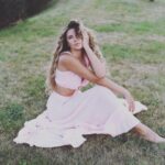 Sofya Kashtanova Instagram - Поделюсь идеей проведения дня рождения 👇🏻 Я свой провела в комплексе «Отрада»😍 Там потрясающие локации: мы начали с фотосессии на пляже возле открытого бассейна. Посетили чудесную конюшню у них на территории, насладились живописной природой на озере и гуляющими там оленями и маралами! Праздничный ужин прошёл великолепно там же в отличном ресторане. Собрались самые близкие! Я не люблю большие тусовки, поэтому провести этот день так душевно — было лучшим решением🥳 Интересно было и детям, и взрослым! Мы по-настоящему отдохнули и прекрасно провели время. За что спасибо @otradaclub ❤️ Благодарю всех, кто был рядом! Вы самые лучшие и уникальные🥰 и такие красивые ! Спасибо @pavelshelkovnikov что запечатлел 😘Желаю всем обрести такое прекрасное окружение🌸