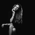 Sofya Kashtanova Instagram - Осознанность – это… Быть в моменте? Способность не давать оценку происходящему? Контролировать свои ощущения и переживания? В осознанности есть некая свобода, по моему мнению. Свобода в выборе действия, свобода в наполнении этого действия смыслом и любовью, свобода от шаблонов. Осознанный человек спокойно и рационально реагирует на происходящее, он живет более наполненной жизнью, потому что им не управляет разрушительное мышление. Осознанность можно развивать👇🏻 ✔️ После пробуждения не беритесь сразу же за телефон – проживите утро и этот момент без внешнего шума. ✔️ Питайтесь правильно, пейте стакан тёплой воды утром, сельдереевый сок. ✔️ Занимайтесь спортом, ухаживайте за собой. ✔️ Медитируйте. А ещё отличная практика: несколько раз в день называйте пять вещей, которые вы слышите и видите в этот момент. Это поможет сконцентрироваться на настоящем. А что для вас осознанность?