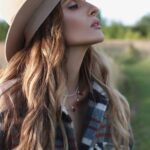 Sofya Kashtanova Instagram – 8 Марта женский мир разделяется на феминисток и борцов за женскую свободу и нежных и романтичных дам.
⠀
Я определенно отношусь ко 2 группе😋
⠀
Пусть в нежных женских душах не будет места войне и борьбе.
⠀
Пусть мужчины оберегают и дарят цветы, пусть любое военное действие гасится любовью🙏🏼
Ведь только она может спасти Мир.
А я верю в микромиры, с них начинается все 🌎
С Праздником, женщины превосходные! С праздником Богини ♥️