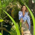 Sofya Kashtanova Instagram - Богиня Какая она ? Женщина это все… Женщина объединяет в себе силу , сексуальность , чистоту , роскошь , мудрость. Это и делает нас особенными ! Надо замедлиться и посмотреть вглубь себя , полюбить себя Осознать все происходящие и вдумчиво относиться к себе и к своей жизни . Когда мы наполняем смыслом бытовые процессы они перестают быть бытовыми . Я учусь этому , через процессы ухода за собой я начинаю ценить себя и любить себя . А это первое что мы должны сделать ! Всем любовь P.S. Мы с @yana_zarotskaya приготовили стоил ооочень ценное для девочек 🥰😋 #bioricas 🍀