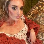 Sofya Kashtanova Instagram - Продолжаются съёмки проекта мечты🙈 Всегда хотела, чтобы один фильм или сериал показал мою героиню абсолютно с разных сторон: чтобы я примерила на себя разные образы! И это воплотилось в «Короче, план такой»😍 Посмотрите, какая она многогранная! Необычная, особенная, яркая, смелая… Она может и притвориться монашкой, и гонять на суперавто, и показать себя примерной женщиной, и выбираться из передряг с друзьями. Девочка, которая ничего не боится, а может быть, наоборот, боится слишком многого. А вы какой видите мою героиню?🤔 @wmg_company @markgorobets @mrpisaruk ❤️#корочеплантакой