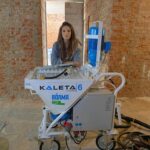 Sofya Kashtanova Instagram - Когда начинаешь ремонт, вечная проблема — подобрать качественные материалы, чтобы в скором времени не пришлось переделывать всё заново. Я подошла ответственно к этому вопросу! Из большого количества представленных на рынке компаний я выбрала ВОЛМА. Это наш отечественный производитель — ничем не уступает зарубежным конкурентам и ещё приятный в цене. Многие знакомые уже делали ремонт на материале Волма и очень довольны результатом🔥 Нам предоставили шпаклёвку, штукатурку и гипс для первых этапов строительства. А ещё специальную строительную машину — штукатурную станцию Kaleta, которая в разы ускоряет процесс. Мы уже делаем ремонт и очень радуемся моему выбору. Качество и надёжность — это про @volmaru 🤝🏻 Скоро покажу вам промежуточные результаты! Ждёте?😍