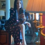 Sofya Kashtanova Instagram - Продолжаются съёмки проекта мечты🙈 Всегда хотела, чтобы один фильм или сериал показал мою героиню абсолютно с разных сторон: чтобы я примерила на себя разные образы! И это воплотилось в «Короче, план такой»😍 Посмотрите, какая она многогранная! Необычная, особенная, яркая, смелая… Она может и притвориться монашкой, и гонять на суперавто, и показать себя примерной женщиной, и выбираться из передряг с друзьями. Девочка, которая ничего не боится, а может быть, наоборот, боится слишком многого. А вы какой видите мою героиню?🤔 @wmg_company @markgorobets @mrpisaruk ❤️#корочеплантакой