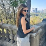 Sofya Kashtanova Instagram – Mexico City🏙️

Богатый историей город!

И самая величественная достопримечательность — Чапультепекский дворец😍

Это бывшая резиденция губернаторов, императоров и президентов Мексики на холме Чапультепек в Мехико, на высоте более 2000 м над уровнем моря. Это очень важное историческое место – за дворец разворачивалась не одна битва. В 1864 году император Максимилиан Габсбург облюбовал дворец в качестве своей загородной резиденции. Он привлёк нескольких европейских и мексиканских архитекторов к перепланировке дворца в стиле барокко и неоклассицизма.

Дворец – настоящий шедевр архитектуры! С невероятным панорамным видом и красивым парком. 
На крыше замка под открытым небом цветёт огромный королевский сад с деревьями, аллеями и цветниками!

Если будете в Мехико, то посещение Чапультепекского дворца – must have🙏🏻

В сторис показала больше☺️