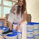 Sofya Kashtanova Instagram - Когда начинаешь ремонт, вечная проблема — подобрать качественные материалы, чтобы в скором времени не пришлось переделывать всё заново. Я подошла ответственно к этому вопросу! Из большого количества представленных на рынке компаний я выбрала ВОЛМА. Это наш отечественный производитель — ничем не уступает зарубежным конкурентам и ещё приятный в цене. Многие знакомые уже делали ремонт на материале Волма и очень довольны результатом🔥 Нам предоставили шпаклёвку, штукатурку и гипс для первых этапов строительства. А ещё специальную строительную машину — штукатурную станцию Kaleta, которая в разы ускоряет процесс. Мы уже делаем ремонт и очень радуемся моему выбору. Качество и надёжность — это про @volmaru 🤝🏻 Скоро покажу вам промежуточные результаты! Ждёте?😍