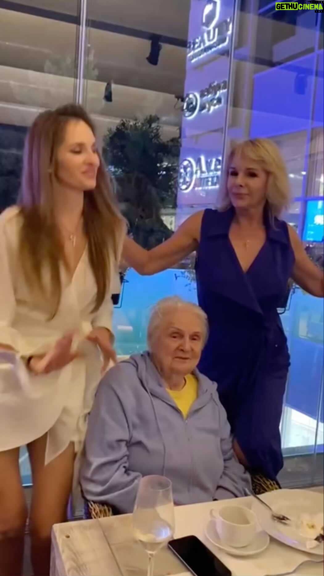 Sofya Kashtanova Instagram - Пуст будет здесь! Праздник по случаю 95 летия это событие доступное только избранным! ⠀ Праздник не дома, а где то в ресторане или ещё в каком-то красивом месте это всегда ярко и памятно! ⠀ @tartufo_rest это один из моих любимых ресторанов, уже родной! Детей дни рождения там делала и пиццу домой заказываю у них 😋 Но на этот раз все было по-новому❤️ Особенно тепло, особенно душевно 🙌🏼 ⠀ На вынос торта аплодировал весь зал, ко мне подходили гости и говорили, что наш праздник вдохновил на проведения большего времени со своими родными старшими 🥰 ⠀ Проводите время с родителям и бабушками, дарите им эмоции, даже если они противятся, бабушка кстати моя никогда не хочет праздник, но он всегда у неё есть и всегда яркий! А потом столько радости и эмоций и воспоминаний 🥰🥰🥰